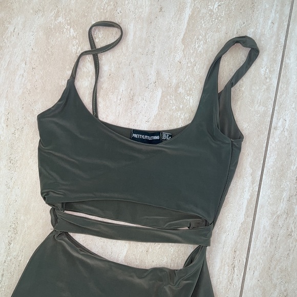 PRETTYLITTLETHING CUTOUT DRESS SZ 4 - Picture 2 of 4